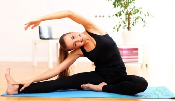 Thể dục dụng cụ vào buổi sáng sẽ giúp tăng cường lưng bằng bệnh xương khớp