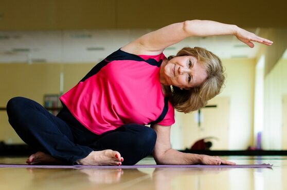 lớp học yoga để điều trị chứng viêm khớp cổ