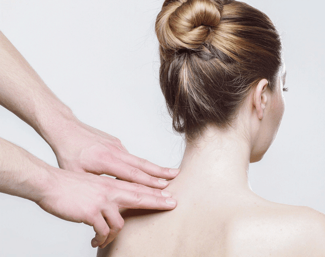 massage cổ phụ nữ