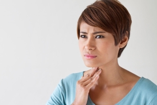Khó chịu ở cổ họng là một triệu chứng của bệnh hoại tử xương cổ tử cung