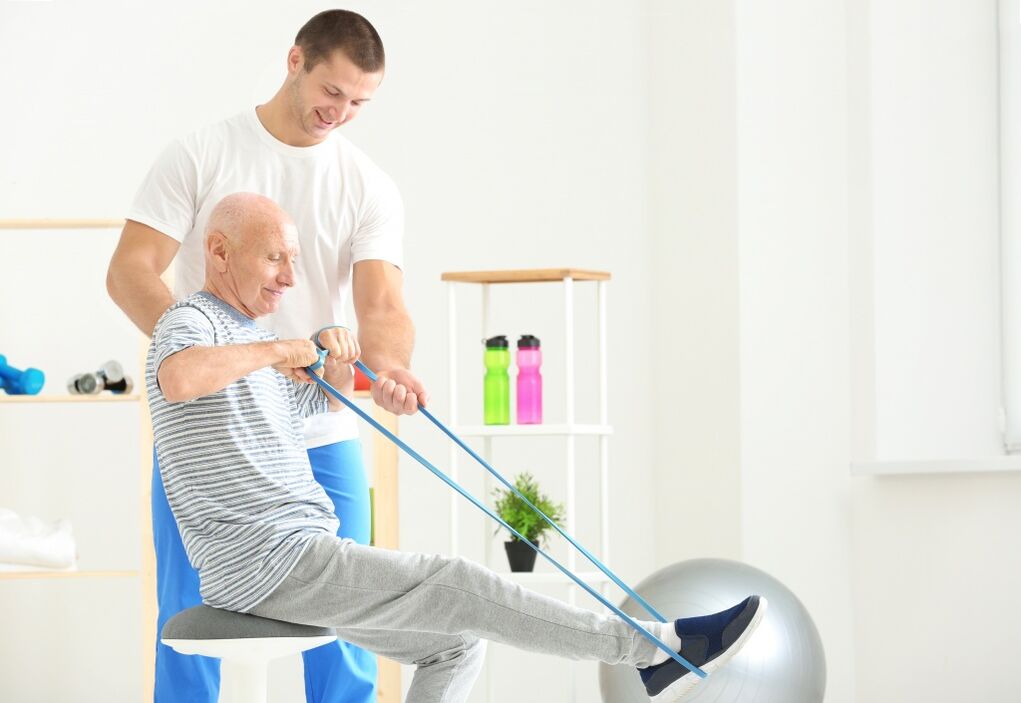 Liệu pháp coxarthrosis ở một người đàn ông cao tuổi sử dụng liệu pháp tập thể dục
